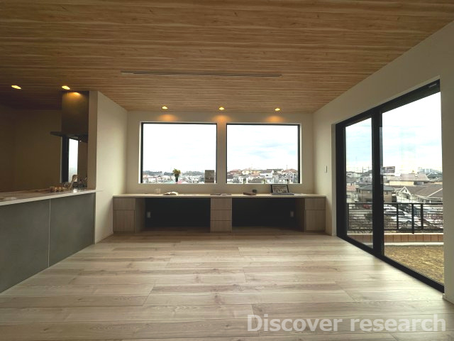 町田市西成瀬1丁目 新築戸建ての居間・リビング|【LDK（約26.5帖）】
窓際にはカウンタースペースがあり、町並みを眺めながらお仕事や勉強をすることができます。