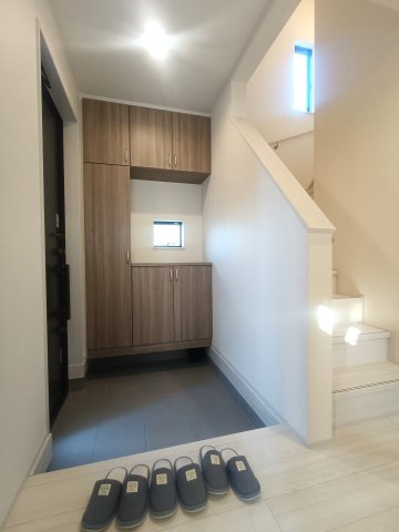 三郷市　上彦名　新築戸建　全2棟の玄関|ゆったりとした玄関です