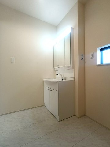 三郷市　上彦名　新築戸建　全2棟の洗面所|ゆったりとスペースのある洗面所