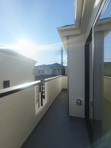 三郷市　上彦名　新築戸建　全2棟のバルコニー|暖かな日差しのふりそそぐバルコニー