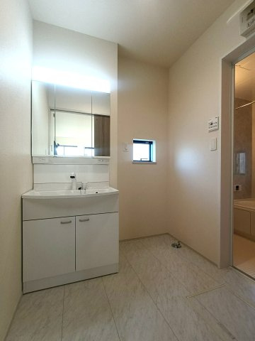 三郷市　上彦名　新築戸建　全2棟の洗面所|広い洗面スペース