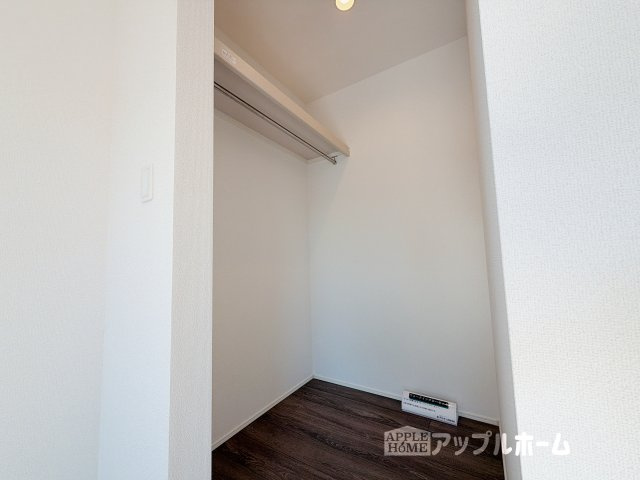 【新築住宅】羽生市加羽ヶ崎 全2棟の収納|お洋服を大切にされる方に大変喜ばれる、ウォークインクローゼット。お洋服以外にも掃除機やスーツケースなどを一箇所に集約できるのは魅力ですね！扉が一箇所ですので、お部屋の見た目にもスッキリ！