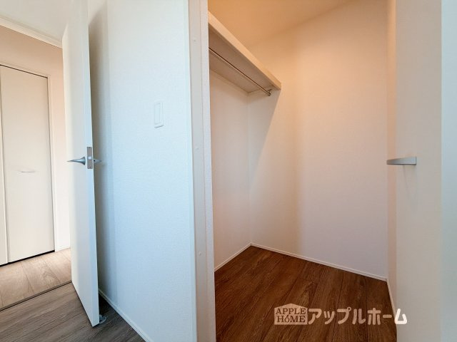 【新築住宅】羽生市加羽ヶ崎 全2棟の収納|お洋服を大切にされる方に大変喜ばれる、ウォークインクローゼット。お洋服以外にも掃除機やスーツケースなどを一箇所に集約できるのは魅力ですね！扉が一箇所ですので、お部屋の見た目にもスッキリ！