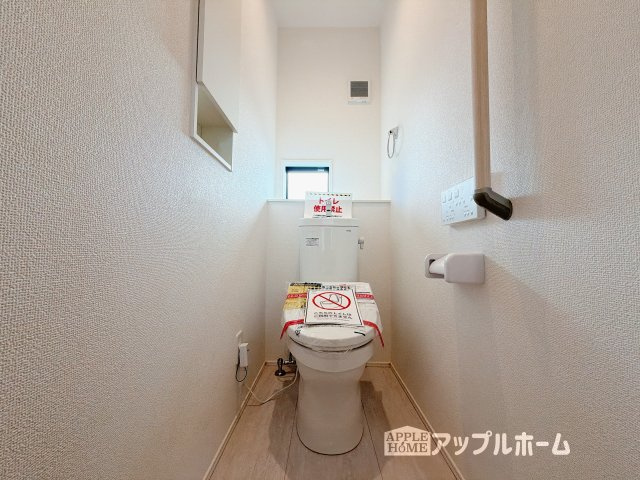 【新築住宅】羽生市加羽ヶ崎 全2棟のトイレ|白を基調とした清潔感のある明るい空間。温水洗浄便座付きで、毎日快適・清潔に使用できます。操作しやすい壁面リモコンを採用しています。