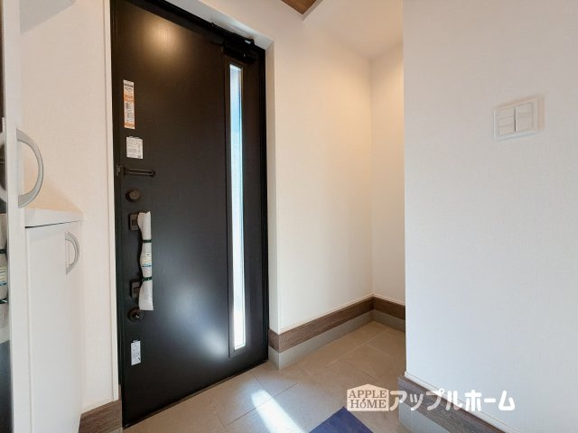 【新築住宅】羽生市加羽ヶ崎 全2棟の玄関|住まう人も来客も入った時にワクワクさせてくれるオシャレな玄関♪収納もたっぷりあるので、靴がたくさんあっても安心！