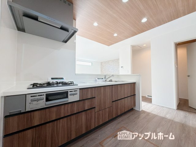 【新築住宅】羽生市加羽ヶ崎 全2棟のキッチン|見栄えもよくお手入れもスムーズに出来ます。豊富な収納力もございますので、キッチンスペースをスッキリとお使い頂けそうです。