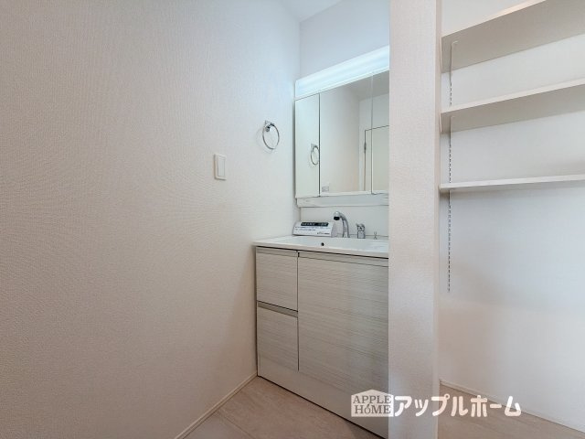 【新築住宅】羽生市加羽ヶ崎 全2棟の独立洗面台|ゆとりの洗面スペースで朝の身支度も快適スムーズに。３面鏡で髪のセットやお化粧もストレスなくこなせ、朝から気分良く通勤通学に向かえそうですね！鏡の裏にはたっぷりと収納スペースを標準装備
