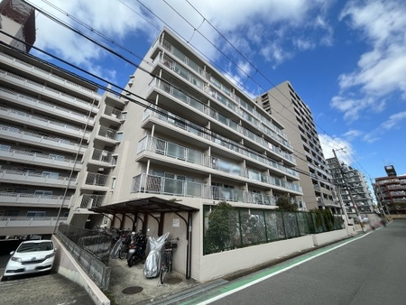 ファミリーコーポ緑地公園の外観