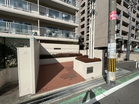 ファミリーコーポ緑地公園の玄関
