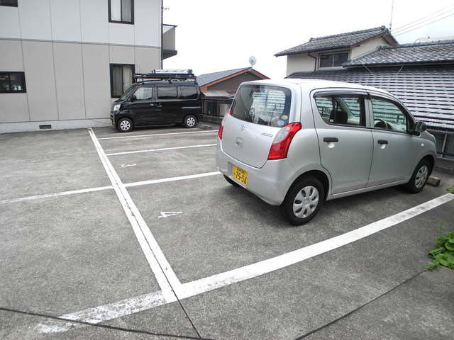 マウンテンメゾンの駐車場