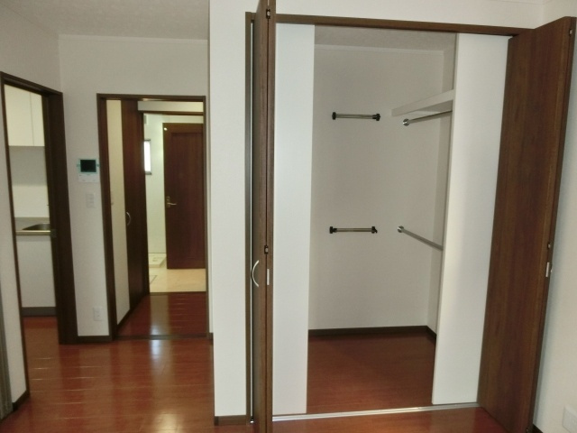 【収納】 | パレスステージ小平 | たっぷり収納のウォークインクローゼット。