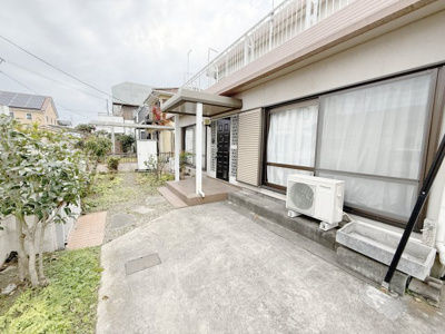 【駐車場】 | 泉が丘５丁目貸家 | 駐車場、入り口前に１台