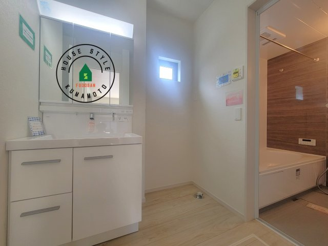 熊本市西区城山大塘2丁目第1-1棟（1号棟）　の内観：施工例|ゆとりの洗面スペースで朝の身支度もスムーズに。暮らしを快適に変えるシャワー付洗面台です！