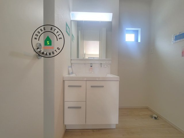 熊本市西区城山大塘2丁目第1-1棟（1号棟）　の内観：施工例|毎日使うものだから清潔な空間を保ちたい水回り。洗面にはそんな願いを解消させてくれる収納アイデアが満載です。三面鏡の裏側にはキャビネットが現れ小物から背の高い物まで収納できます。