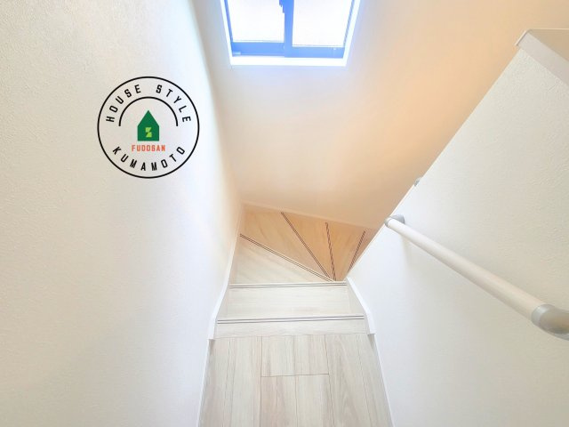 熊本市西区城山大塘2丁目第1-1棟（1号棟）　の内観：施工例|＜手すり付階段＞手すりがないと階段の昇り降りで危険なことはもちろん、壁に手をつきながら歩くことで壁紙が汚れやすくなります。すべての方に快適に昇り降りしていただくため、手すりを設置しました。