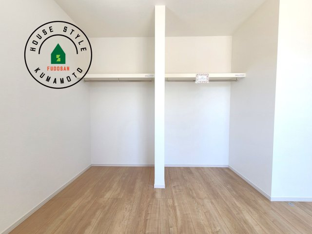 熊本市西区城山大塘2丁目第1-1棟（1号棟）　の内観：施工例|洋服や大きな荷物が多い方や人数の多いご家族などは、一般的なクローゼットよりもウォークインクローゼットのほうが使い勝手が良いです。