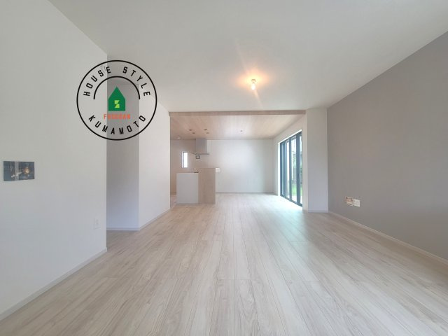 熊本市西区城山大塘2丁目第1-1棟（1号棟）　の内観：施工例|キッチンからリビングをしっかり確認できます。家族の笑顔があふれる空間になりそうですね。