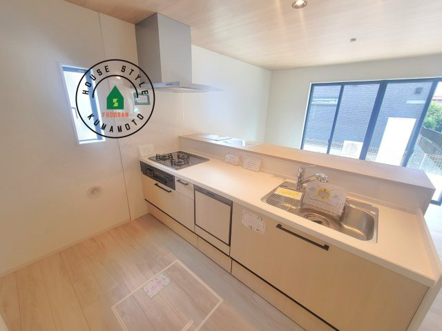 熊本市西区城山大塘2丁目第1-1棟（1号棟）　の内観：施工例|ご家族を近くに感じられる対面キッチンのLDK。会話もはずみそうですね。