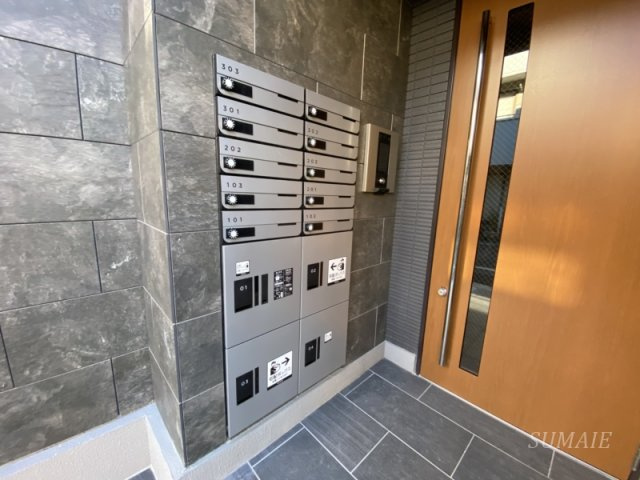 リーヴェル新小岩プレミオのエントランス|集合ポスト、宅配ボックスです☆