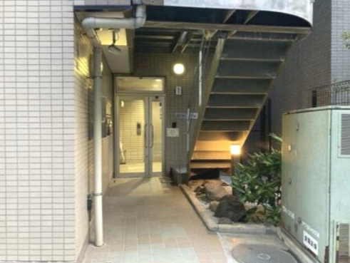 小松ビルのエントランス