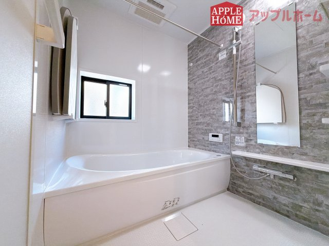 【新築住宅】熊谷市肥塚 全1棟の浴室|窓付きのバスルームは、採光もあり明るく気持ちの良い空間です。窓があることで、換気環境も良好。掃除もスムーズに出来ます♪