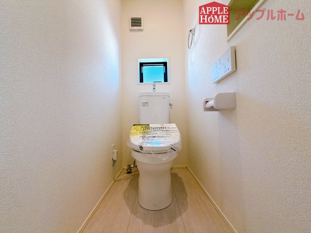 【新築住宅】熊谷市肥塚 全1棟のトイレ|白を基調とした清潔感のある明るい空間。温水洗浄便座付きで、毎日快適・清潔に使用できます。操作しやすい壁面リモコンを採用しています。