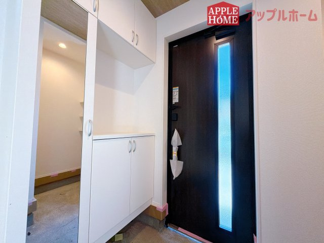 【新築住宅】熊谷市肥塚 全1棟の玄関|上下棚にたっぷり靴を収納できます。「ただいま」と玄関を開けた瞬間から、奥に広がる空間を明るい室内を感じられますね♪