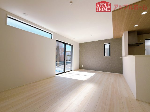 【新築住宅】熊谷市肥塚 全1棟の居間・リビング|広々リビング×対面キッチンで家族の会話も弾みます♪家族団らんの秘訣は間取りにあり☆夢のマイホームを一緒に叶えましょう！