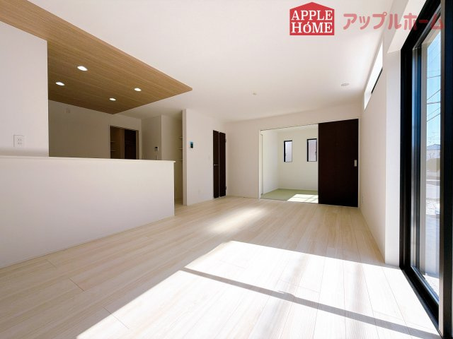 【新築住宅】熊谷市肥塚 全1棟の居間・リビング|窓から差し込む光で家族を温かく包み込みます。明るいリビングで子育てする喜びを☆いつでも見学可能です！