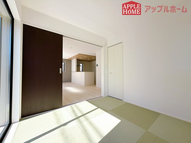 【新築住宅】熊谷市肥塚 全1棟の和室|クローゼット付きの和室は、収納スペースが豊富で部屋全体がすっきりと片付きやすいのが特徴です。衣類や荷物を整理しやすく、生活感を抑えた洗練された空間を保てます。