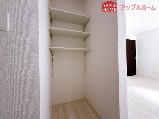【新築住宅】熊谷市肥塚 全1棟の収納|キッチン横にパントリーあります♪