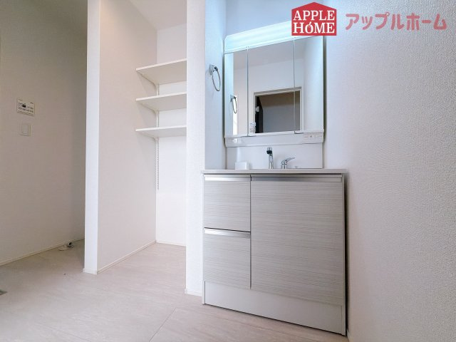 【新築住宅】熊谷市肥塚 全1棟の独立洗面台|三面鏡付きの洗面化粧台ですので、たっぷりと収納いただけます。白を基調とした清潔感のある快適空間です。毎日の身支度も気持ち良くお使い頂けます！！