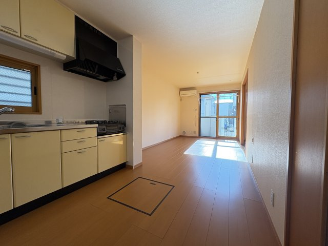 ゼファーコートの居間・リビング|写真は同建物の別部屋を参考に掲載しております。