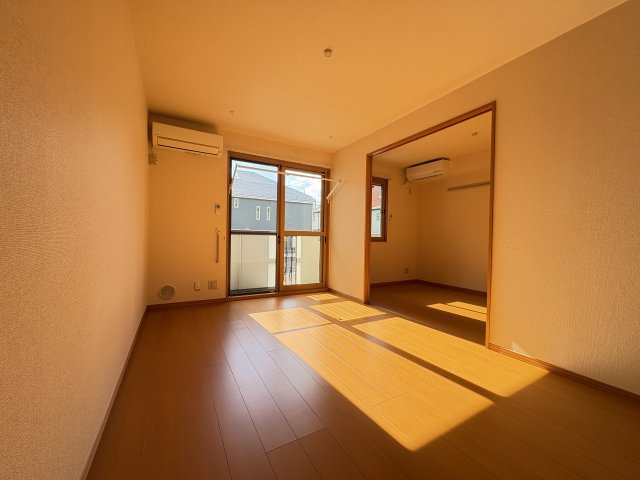 ゼファーコートの居間・リビング|写真は同建物の別部屋を参考に掲載しております。