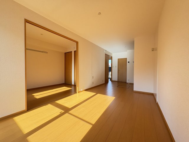 ゼファーコートの居間・リビング|写真は同建物の別部屋を参考に掲載しております。