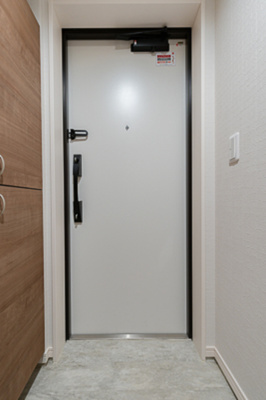 【玄関】 | ＳＱＵＡＲＥ市谷河田町ｈｉｌｌｓｉｄｅ | ※写真は同タイプ住戸です。