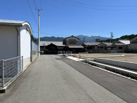 西の土居町1丁目　8区画売土地の前面道路含む現地写真