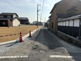 【前面道路含む現地写真】 | 土地　玉島八島　全8区画 | 西側前面道路は幅員約4ｍの公道です。