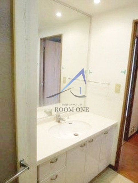 リーデンスタワー高層棟の洗面所|洗面台です。