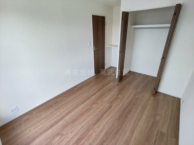 【洋室】 | 入間郡越生町越生東６丁目　全４棟　４号棟 | 洋室5.25帖東側、個人の部屋や寝室として使える洋室です