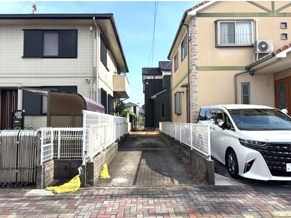 比良一丁目貸家の駐車場