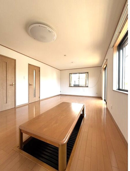 比良一丁目貸家の居間・リビング