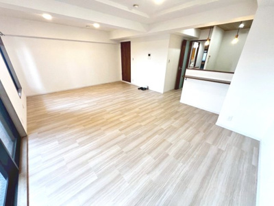 【居間・リビング】 | ライオンズマンション上野芝5丁 | 【ＬＤＫ約１９．６帖】大きな窓は南東面にあり、明るい日差しがさしこみます！居心地良く、ご家族皆がゆったり寛げる憩いの空間となりそうです♪