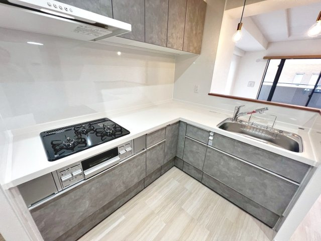 ライオンズマンション上野芝5丁のキッチン|【システムキッチン新調】Ｌ型のキッチンですので、作業スペースが多くお料理しやすいですね♪