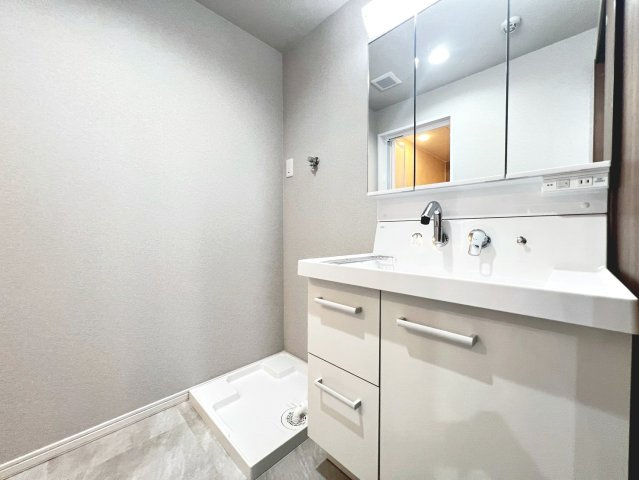 ライオンズマンション上野芝5丁の独立洗面台|【洗面台新調】シャワー付きなので、朝の身支度の忙しい時間に重宝しますね♪