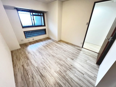 【洋室】 | ライオンズマンション上野芝5丁 | 【洋室】クロス張替え済！綺麗な壁で室内が明るくなりますね！爽やかな気分でお過ごしいただけますよ♪