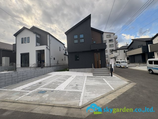 平塚市岡崎10期　新築戸建　全30棟10号棟の前面道路含む現地写真