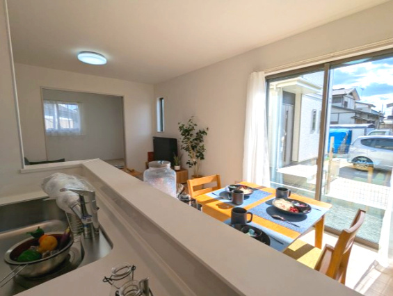 水戸市内原町984番のキッチン|キッチンスペースがゆったりしており、使い勝手のいいキッチンです♪（同施工物件）