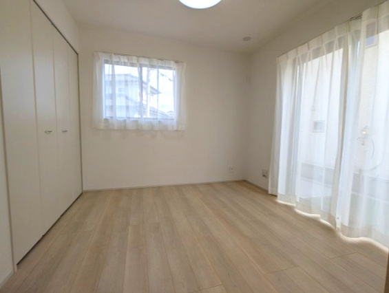 水戸市内原町984番の独立洗面台|明るい洗面スペース！一日を始める朝も素顔に戻る夜もこの洗面で～！（同施工物件）