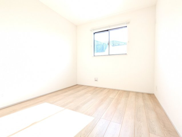 水戸市内原町984番の洋室|バルコニーに面した明るい洋室です。採光・通風が良く毎朝気持ち良く起床ができ・・日中も日差しが降り注ぐ～暖かいお部屋です（同施工物件）